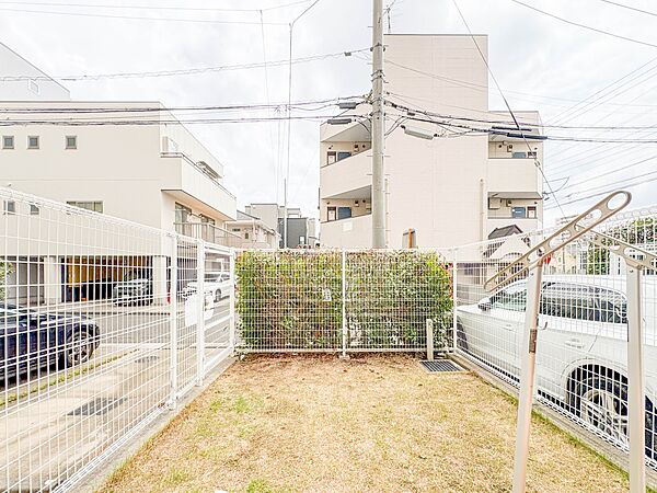 【専用庭】広々とした専用庭はプライベートなスペースとして活用できます。心地よい風と光を感じられる贅沢な暮らしが叶います。