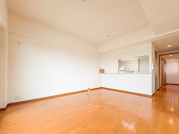 【LDK12.7帖】うららかな陽射しがどのお部屋にも降り注ぎますように、快適さを追求した間取設計。得難い立地環境での生活を恵みの豊かな永住の地へと変えてくれます。※家具は含まれません。