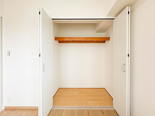 【収納】壁面クローゼットのメリットは、衣類が横一列に並ぶためひと目で洋服が選びやすいこと。衣類をたくさんお持ちの方も、限られたスペース内に無理なく収納することができます。