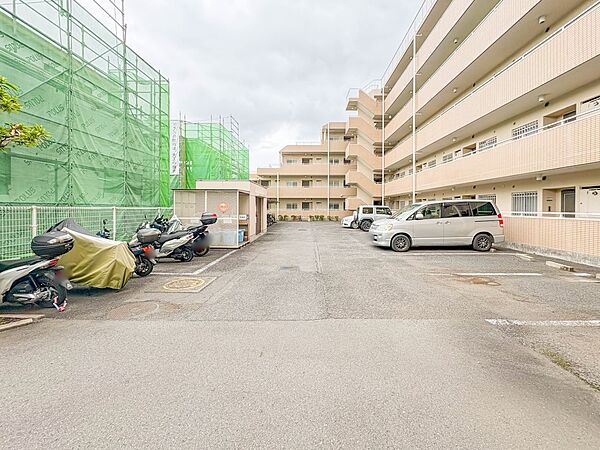 【駐車場】毎日の生活にマイカーが必須という方は、購入を検討する際、駐車場があることは大事な条件です。毎日の通勤や家族の送迎、買い物やお出かけなどクルマのある暮らしを満喫したい方は要チェック。…