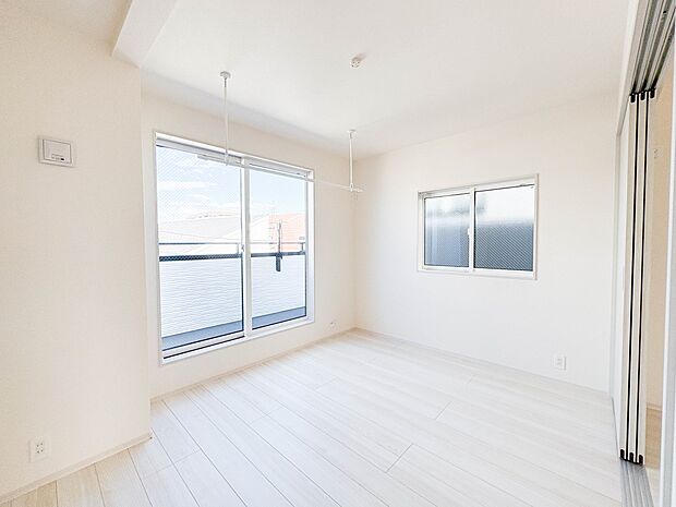 【寝室】充実した生活は伸びやかな居室空間から始まります。快適に・伸びやかに。心の潤いを求める方々へ。