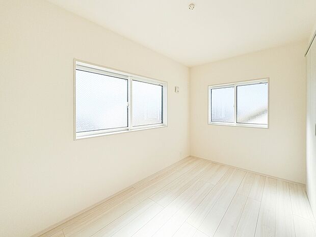 【子供部屋】お子様のお部屋にぴったりなクロークを備えたフローリング仕様の洋室です。