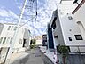 外観：【前面道路】家の前をまっすぐの通りが走っている。クルマは少なく、人々は毎朝、ウォーキング、ジョギング、犬の散歩など、フリーな朝時間を過ごしている。