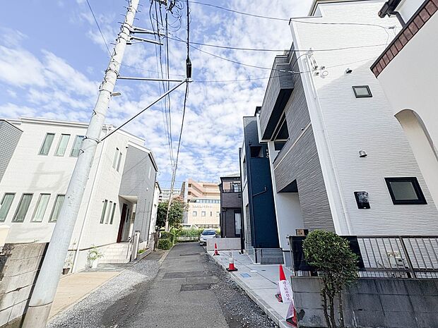 【前面道路】家の前をまっすぐの通りが走っている。クルマは少なく、人々は毎朝、ウォーキング、ジョギング、犬の散歩など、フリーな朝時間を過ごしている。