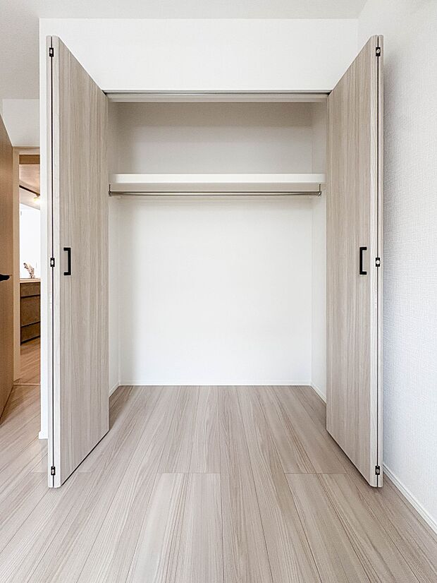【CL(クローゼット)】 壁面クローゼットのメリットは、衣類が横一列に並ぶためひと目で洋服が選びやすいこと。衣類をたくさんお持ちの方も、限られたスペース内に無理なく収納することができます。…