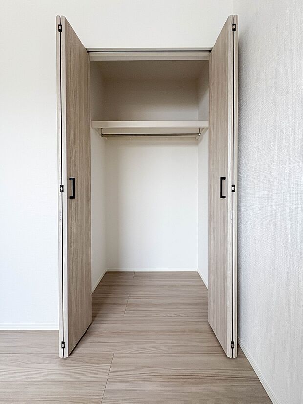 【CL(クローゼット)】 壁面クローゼットのメリットは、衣類が横一列に並ぶためひと目で洋服が選びやすいこと。衣類をたくさんお持ちの方も、限られたスペース内に無理なく収納することができます。…