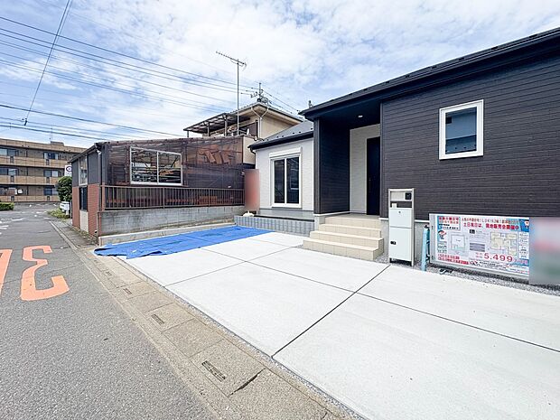 【外観】せんげん台駅徒歩5分の好立地に佇む、平屋建ての限定1棟。駐車場の並列2台のゆとりある46.9坪の敷地。