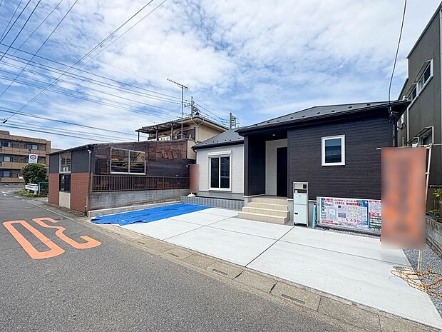 【外観】せんげん台駅徒歩5分の好立地に佇む、平屋建ての限定1棟。駐車場の並列2台のゆとりある46.9坪の敷地。