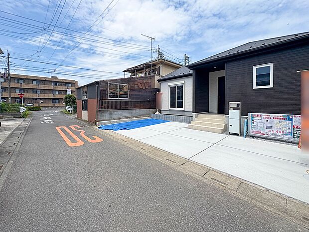 【前面道路】南側道路につき、陽当たり良好。車の通行が少ないので、静かな住環境を維持することができます。