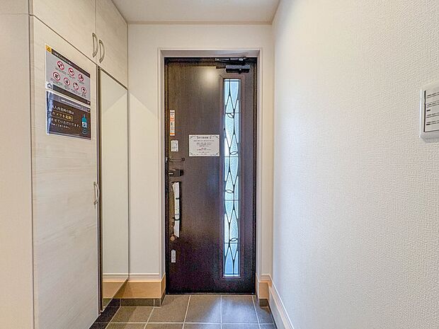 【玄関】 玄関はおうちの顔と言われます。収納力豊富なシューズボックスでスッキリとした素敵な玄関でお客様をお迎えしてください。