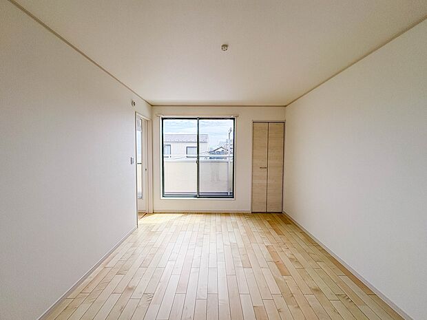 【洋室7.8帖】たっぷりの収納も配備、片付いた空間。陽光も明るく開放的な空間が魅力的