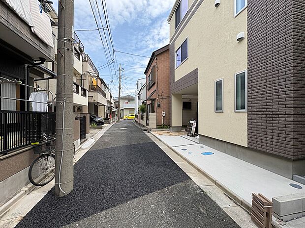 【前面道路】車の通行が少ないので、静かな住環境を維持することができます。
