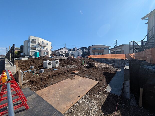【駐車場】ゆったりとした駐車スペースを確保。大きめのお車でもOK。