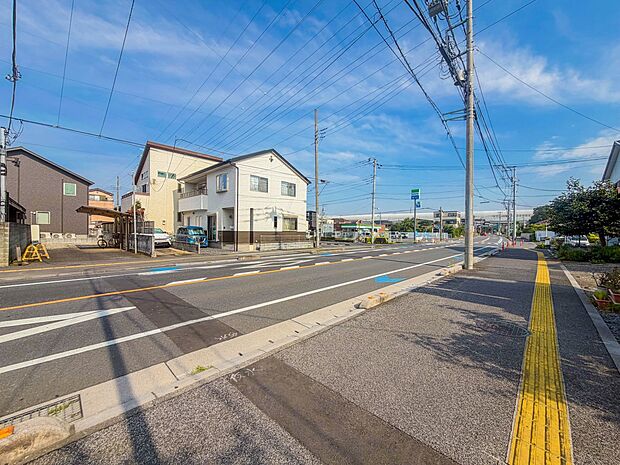 【前面道路】お車でお出かけになる際は外環道へもスムーズなため、ご通勤やレジャーにも快適です。