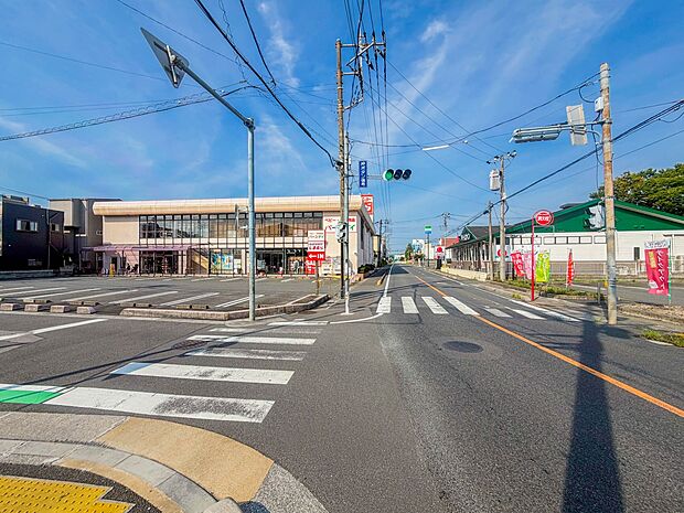 ショッピングセンター 350m ファッションセンターしまむら 伊刈店(ファッションセンターしまむら 伊刈店(ファッションが身近に感じられる商品をお求めやすい価格で提供し、手軽にお買い物ができ…