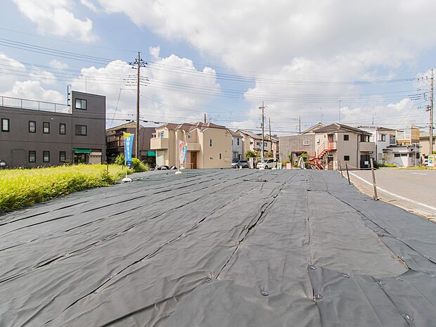 落ち着いた住宅地の前を緑多いストリートが走っています。クルマが少ないので、お子さまは遊びに集中できます。