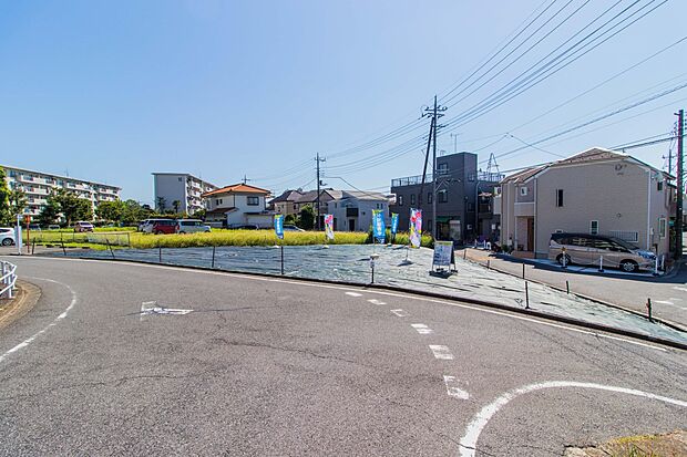 【駐車場】毎日の生活にマイカーが必須という方は、購入を検討する際、駐車場があることは大事な条件です。毎日の通勤や家族の送迎、買い物やお出かけなどクルマのある暮らしを満喫したい方は要チェック。…