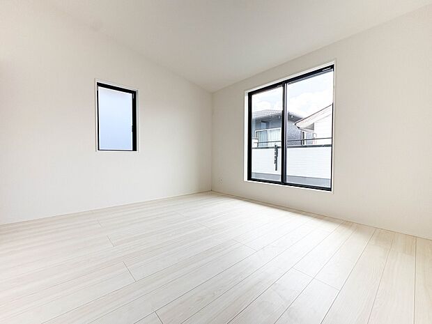 【寝室】シンプルな内装はおしゃれのポイントです。シンプルは華美より飽きがこないからです。色や模様でおしゃれ感をだす。それがシンプルイズビューティーです。