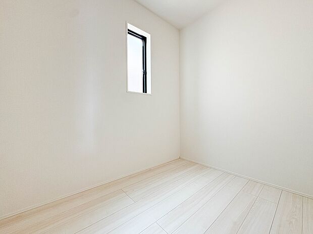 【子供部屋】お子様のお部屋にぴったりなクロークを備えたフローリング仕様の洋室です。