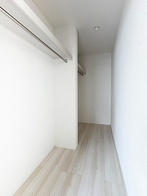 【WIC(ウォークインクローゼット)】 たくさんの洋服をかけてもシワになりにくいウォークインクローゼット。洋服以外にも、普段使わない家電やスーツケース、ストック品など何でも片付く嬉しい空間…