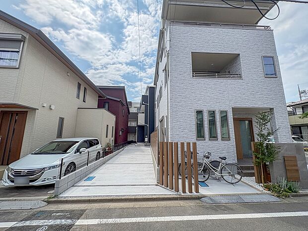 【現地】陽あたりの良さは必須条件。家族の温かさと陽光の暖かさ、楽しい毎日と明るい未来を予感させる。