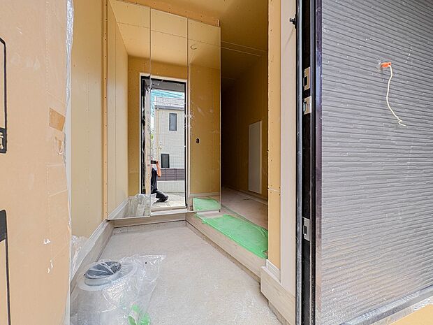 スタイリッシュかつ品のある玄関。晴れの日も、雨の日も、風の日も、ご家族やお客さまを安心して迎えます。