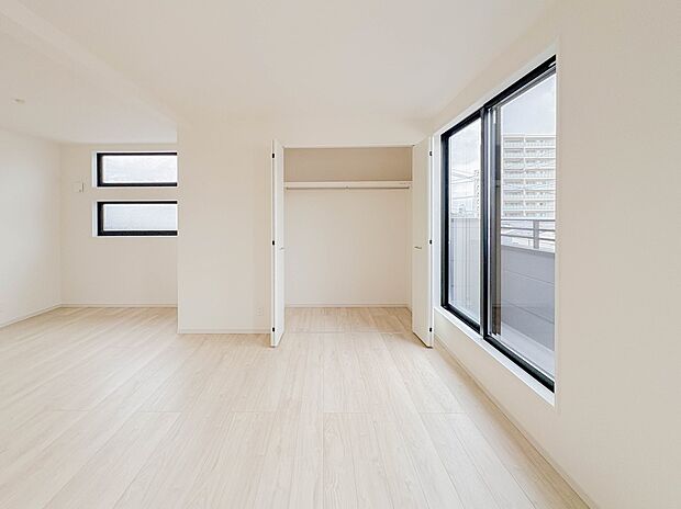 お部屋が明るいだけで、ちょっと幸せになれる。陽ざしの心理効果のおかげです。お部屋に陽をたっぷりとりこみましょう。明るいお部屋にいると、顔もなぜか明るくなる。