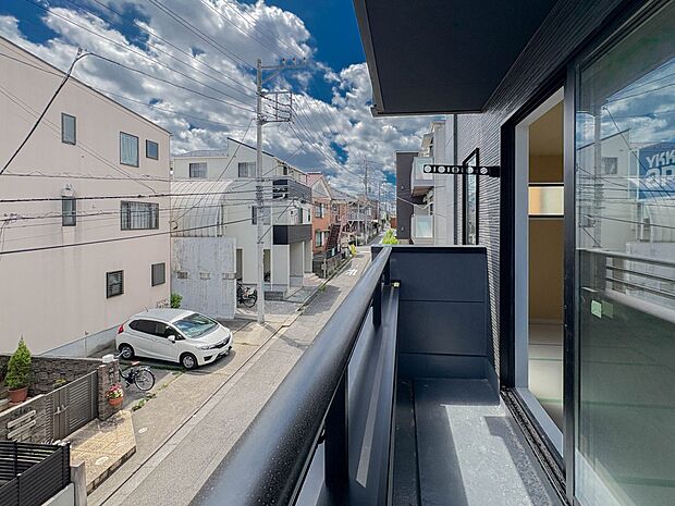 朝の澄んだ空気や、夕方に吹く清々しい風を五感で感じられるバルコニー。