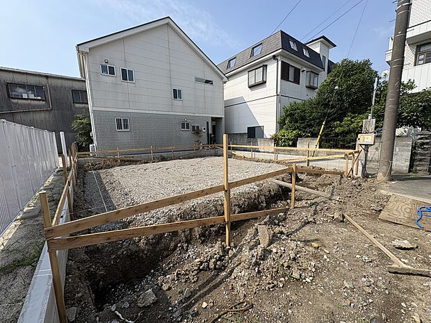【現地外観】陽当りや通風性など各所に施された工夫で住みやすさを実現。部屋の大きさや周辺環境・街並など、資料には掲載していない情報が現地にはたくさんございます。是非ご確認下さい。※青空はイメー…