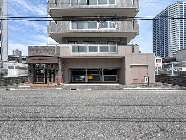 【エントランス】落ちついた外観にマッチしたエントランス。