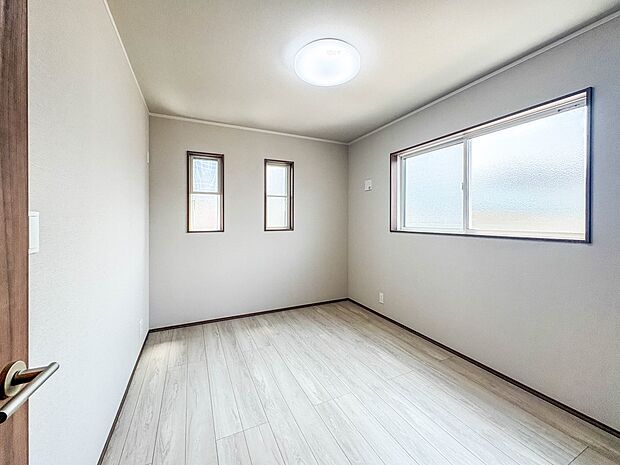 【Room-洋室5.6帖】 快適に過ごす条件は、一人ひとり違います。だからこそ飾り過ぎないシンプルな内装と偏り過ぎないデザインで統一しました。暮らしの中でオーナー様だけの【マイホーム】に創…