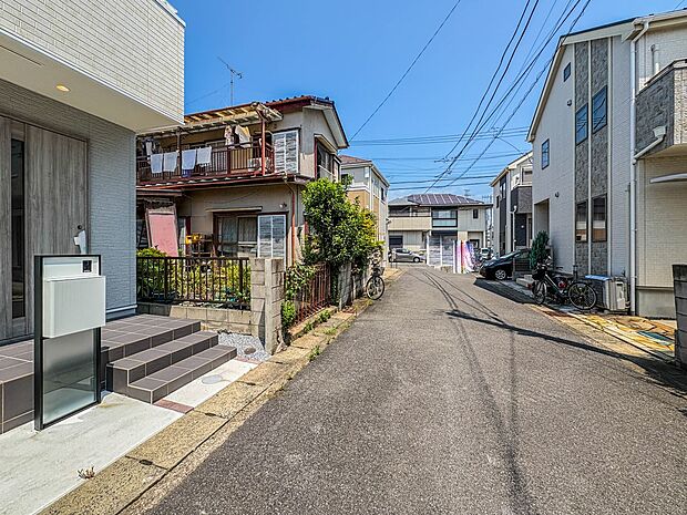 【前面道路】車の通行が少ないので、静かな住環境を維持することができます。