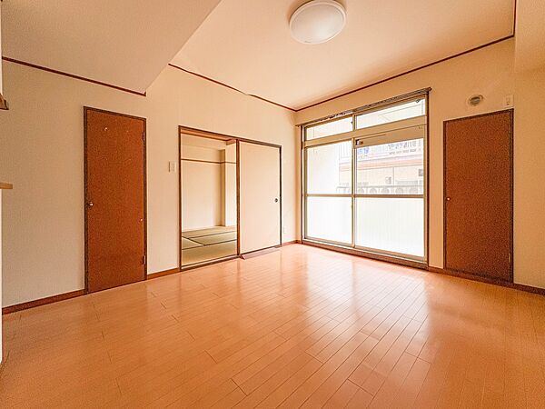 【LDK10帖】リビングにいるお子様と会話をしながら家事ができるカウンターキッチン。いま手があいているか、忙しそうなのか相手の様子を伺いながらコミュニケーションをとる訓練にもなります。