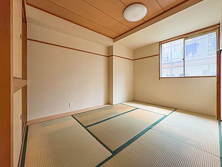 【和室 6.0帖】お子様のお部屋にぴったりなクロークを備えたフローリング仕様の洋室です。