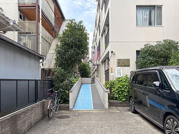 【エントランス】落ちついた外観にマッチしたエントランス。