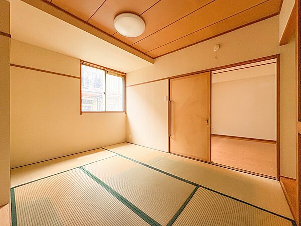 【和室6帖】和室を上手に活用すると暮らし方の幅が広がります。例えば普段は開け放して、子供の小さいうちはお昼寝や遊びのスペースに。畳はソフトなので転んでもケガをしにくく安心です。