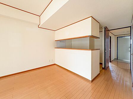 【LDK10帖】ここにはみんなが集い、食事と楽しい会話が始まる。話に夢中になりすぎて、ついつい時を忘れ夜半過ぎになってしまう。そんな束の間の幸せを感じさせてくれる場所でありたい.