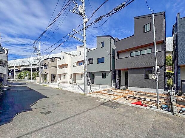 【前面道路6M】車の通行が少ないので、静かな住環境を維持することができます。