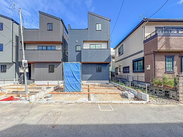6号棟【外観】堂々たる趣ながら、主張し過ぎずどこか余裕を感じさせるシャープなフォルムで佇む邸宅は、晴天の空と照らし合わせる事で、本来あるべき完成形の姿を見せてくれます。
