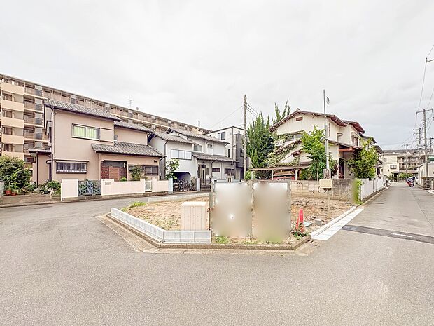 【玄関】玄関へのアプローチ。居住者の帰り、訪れる方を優しく迎える・安らぎに満ちた生活空間を予感させる。健やかな暮らしを楽しめそう。