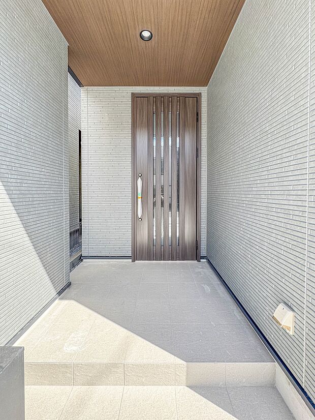 2号棟【玄関】玄関はおうちの顔と言われます。玄関アプローチは、外観デザインの印象を左右します。