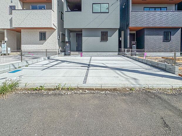 4号棟【駐車場】カースペース2台可/駐輪スペース。広々カースペースです。自転車、バイクなども置き場に困りません。