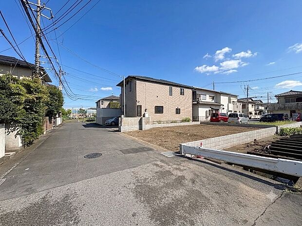 【前面道路】家の前をまっすぐの通りが走っている。クルマは少なく、人々は毎朝、ウォーキング、ジョギング、犬の散歩など、フリーな朝時間を過ごしている。