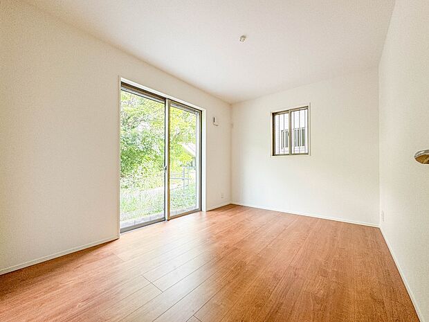 2号棟【子供部屋6帖】お子様のお部屋にぴったりなクロークを備えたフローリング仕様の洋室です。