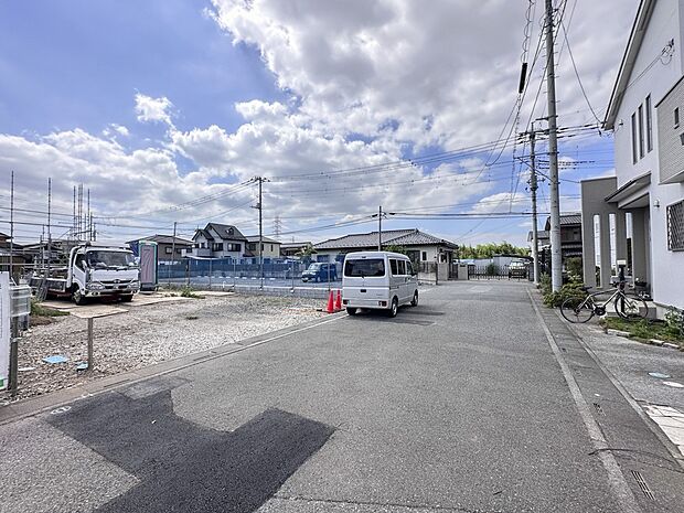 【前面道路】家の前をまっすぐの通りが走っている。クルマは少なく、人々は毎朝、ウォーキング、ジョギング、犬の散歩など、フリーな朝時間を過ごしている。