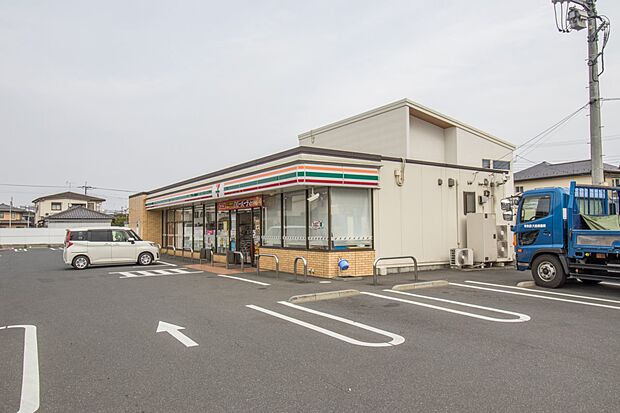 コンビニ 320m セブンイレブン上尾原市バイパス店(セブンイレブンは近くて便利を掲げています。近くとは、心の近さ。便利とはモノが期待以上の品質でお客さまに届くこと。セブン銀行など新しいサー…