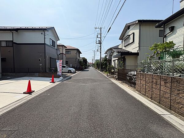 【前面道路】車の通行が少ないので、静かな住環境を維持することができます。