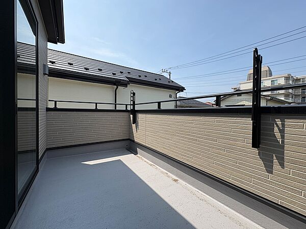 【バルコニー】  バルコニーから差し込む陽光・通風は、住環境・快適性と共に有り続ける貴重な「財産」です。