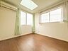 子供部屋：【洋室5.5帖】お子様のお部屋にぴったりなクロークを備えたフローリング仕様の洋室です。