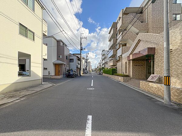 【前面道路】閑静な住宅街にあります。鉄筋コンクリート造りの6階建てで、駐車場も完備されています。インターネット接続可能で、火災警報器/報知機も完備。外観はタイル張りです。